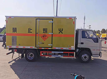 新都爆破器材运输车工人安全操作规范与智能技术保障